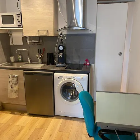 Nancy, Magnifique Totalement Climatise, Meuble, Salle De Bains Et Wc Separes, Parking Prive, Cuisine Equipee, Wifi Malzeville