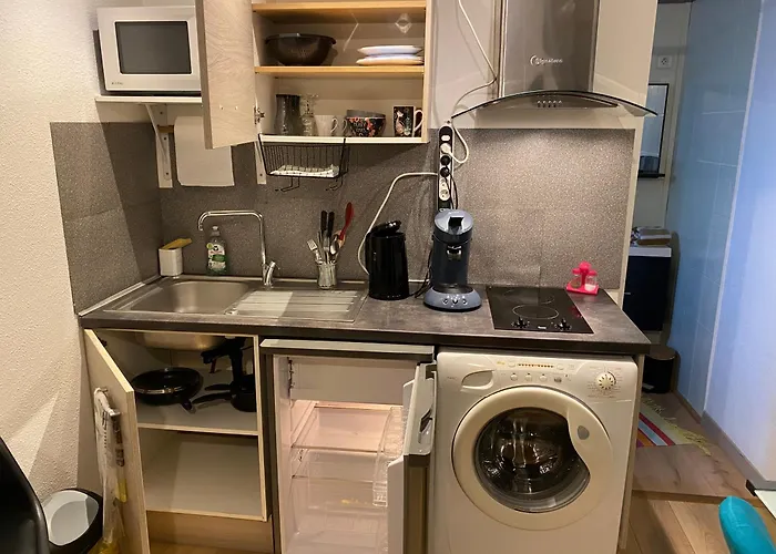 Nancy, Magnifique Totalement Climatise, Meuble, Salle De Bains Et Wc Separes, Parking Prive, Cuisine Equipee, Wifi *